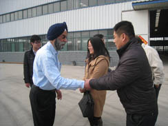 印度客戶來訪，并訂購FYL-850座駕壓路機(jī)