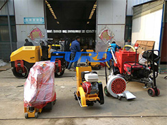 七月，福瑞得灌縫機(jī)、灌縫膠等路面養(yǎng)護(hù)設(shè)備發(fā)貨忙