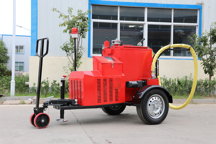 雨季未結(jié)束前，灌縫都是公路養(yǎng)護的主要工作