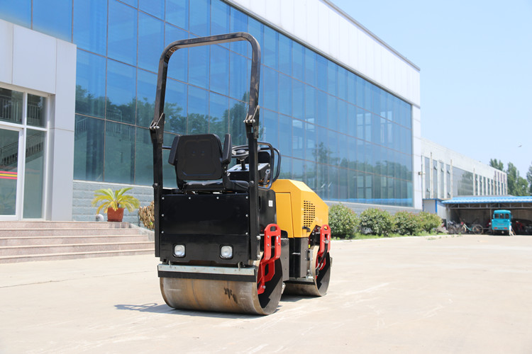 小型振動壓路機，只使用不保養(yǎng)也是萬萬行不通的